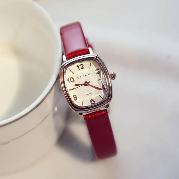 Ceas de dama de culoare uni cu forma patrata si curea din piele