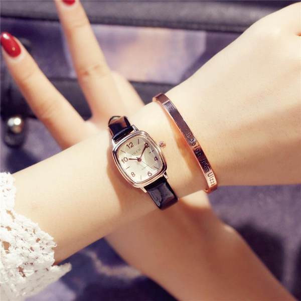 Ceas de dama de culoare uni cu forma patrata si curea din piele