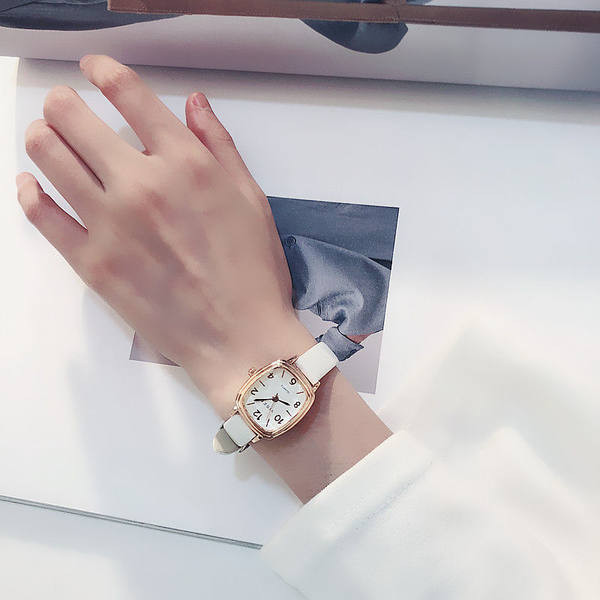 Ceas de dama de culoare uni cu forma patrata si curea din piele