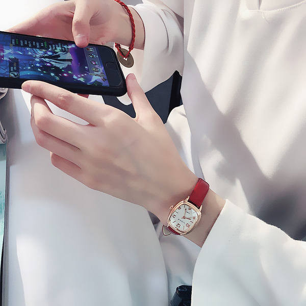 Ceas de dama de culoare uni cu forma patrata si curea din piele