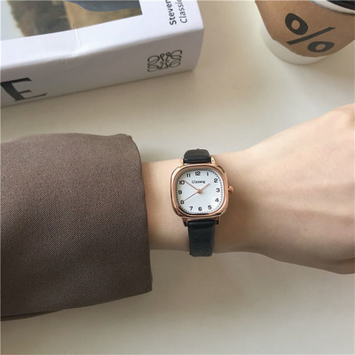 Γυναικείο ρετρό ρολόι με δερμάτινο λουράκι