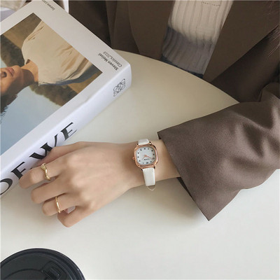 Γυναικείο ρετρό ρολόι με δερμάτινο λουράκι