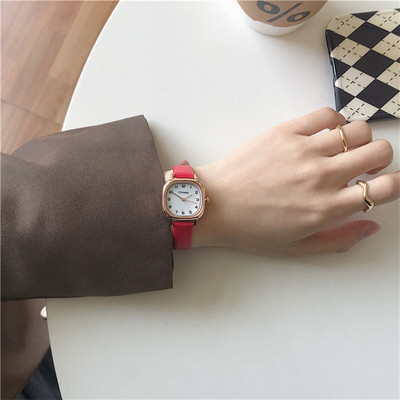 Γυναικείο ρετρό ρολόι με δερμάτινο λουράκι