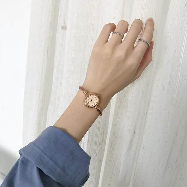 Terasest ümara kujuga naiste käekell