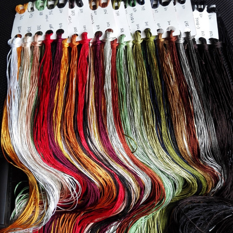 10 tk / partii ristpistes siidniit sama värvi kui DMC niidiga sile käsitsi tikand DIY näputöö 8 meetrit pikk, 6 haru