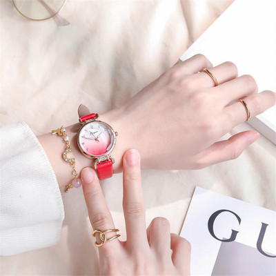 Γυναικείο ρολόι με δερμάτινο λουράκι κατάλληλο για καθημερινή χρήση