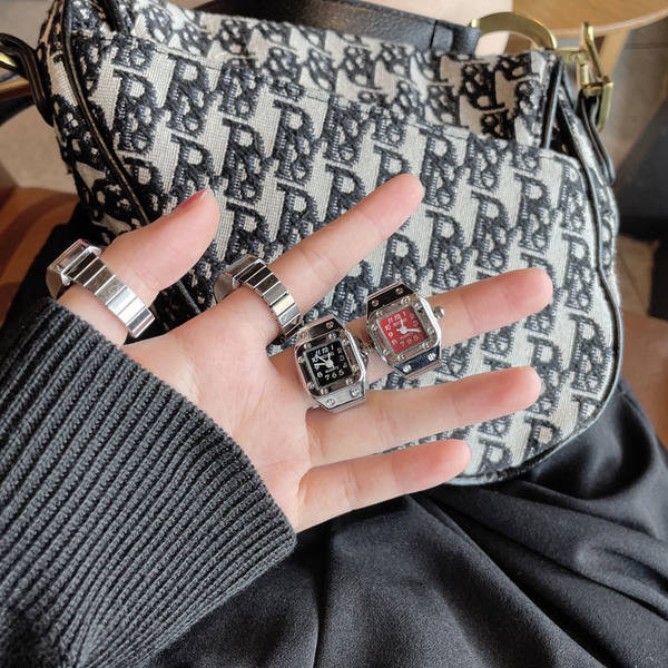 Väike elektrooniline hõbedane käekell