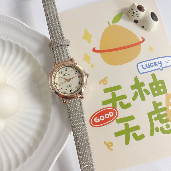 Stiilne ümara kujuga ja ökonahast rihmaga naiste käekell