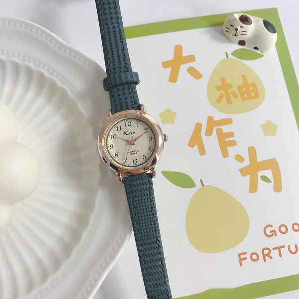 Stiilne ümara kujuga ja ökonahast rihmaga naiste käekell