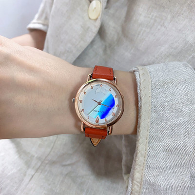 Nový model dámskych hodiniek s okrúhlym tvarom a koženým remienkom