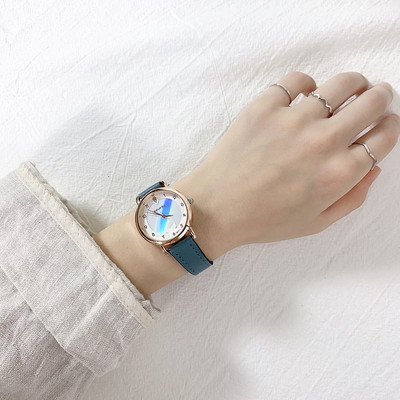 Nový model dámskych hodiniek s okrúhlym tvarom a koženým remienkom