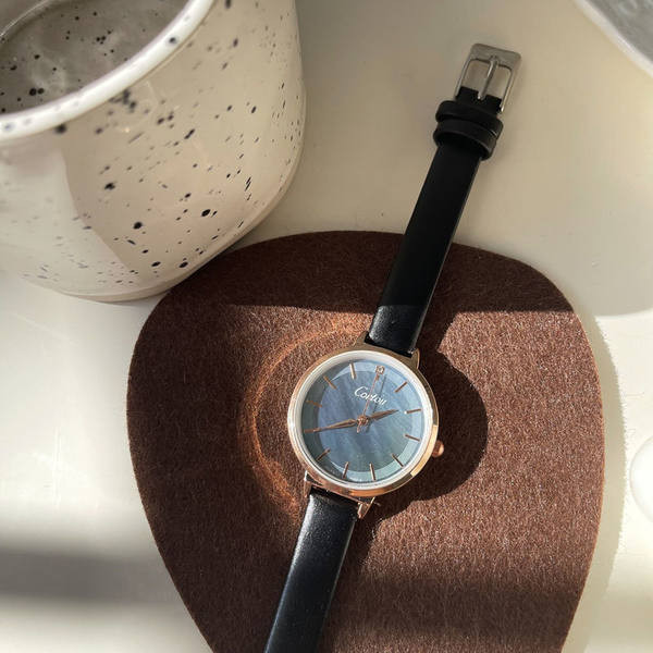 Nový model dámskych hodiniek s okrúhlym tvarom a koženým remienkom