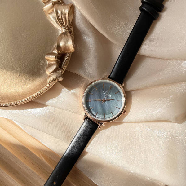 Nový model dámskych hodiniek s okrúhlym tvarom a koženým remienkom