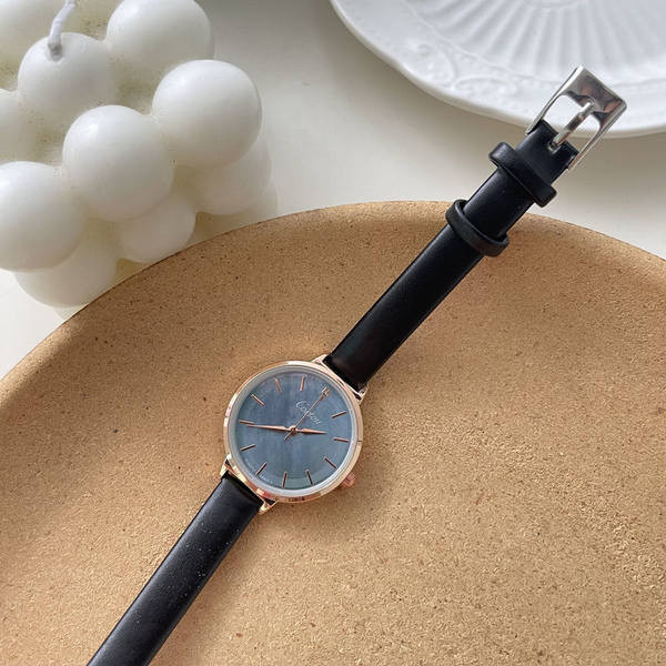 Nový model dámskych hodiniek s okrúhlym tvarom a koženým remienkom