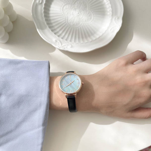 Nový model dámskych hodiniek s okrúhlym tvarom a koženým remienkom