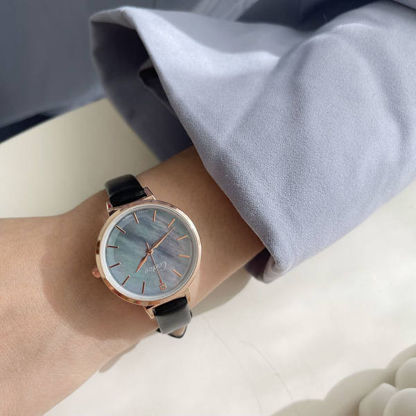 Nový model dámskych hodiniek s okrúhlym tvarom a koženým remienkom