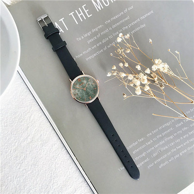 Μοντέρνο γυναικείο ρολόι με στρογγυλό σχήμα και λουράκι από οικολογικό δέρμα