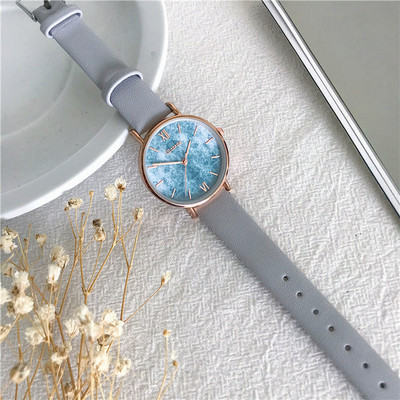 Μοντέρνο γυναικείο ρολόι με στρογγυλό σχήμα και λουράκι από οικολογικό δέρμα