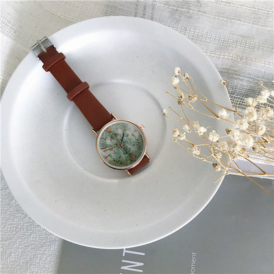 Μοντέρνο γυναικείο ρολόι με στρογγυλό σχήμα και λουράκι από οικολογικό δέρμα