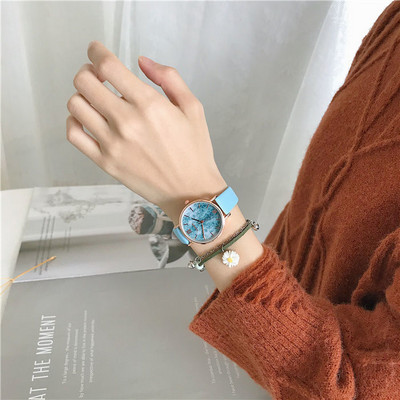 Μοντέρνο γυναικείο ρολόι με στρογγυλό σχήμα και λουράκι από οικολογικό δέρμα