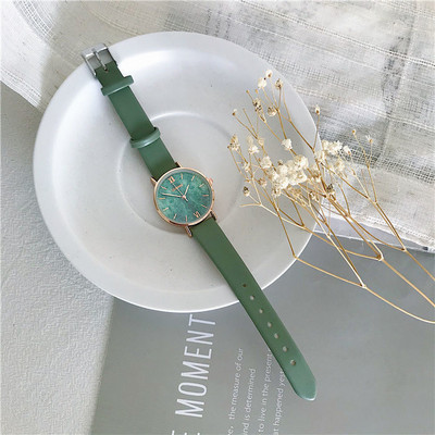 Μοντέρνο γυναικείο ρολόι με στρογγυλό σχήμα και λουράκι από οικολογικό δέρμα