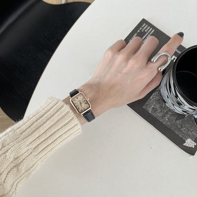 Μοντέρνο γυναικείο ρολόι με λουράκι από οικολογικό δέρμα