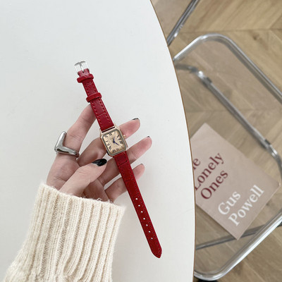 Μοντέρνο γυναικείο ρολόι με λουράκι από οικολογικό δέρμα