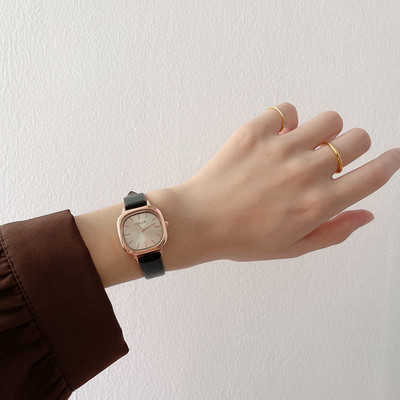 Μοντέρνο γυναικείο ρολόι με τετράγωνο σχήμα και δερμάτινο λουράκι