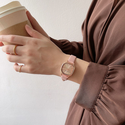 Μοντέρνο γυναικείο ρολόι με τετράγωνο σχήμα και δερμάτινο λουράκι