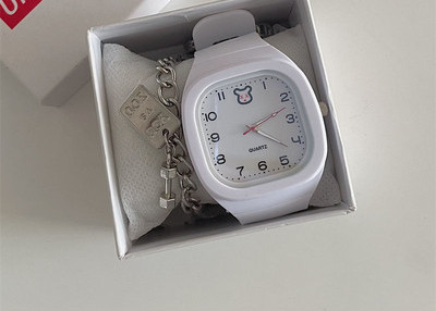 Kummipaelaga naiste käekell