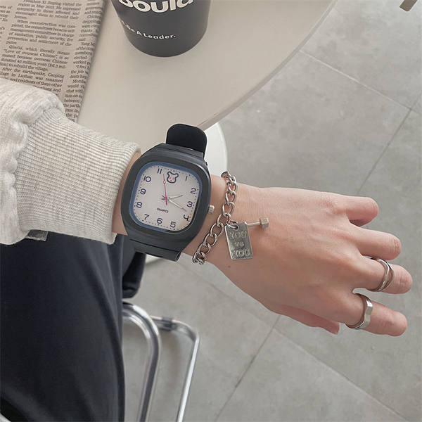 Kummipaelaga naiste käekell