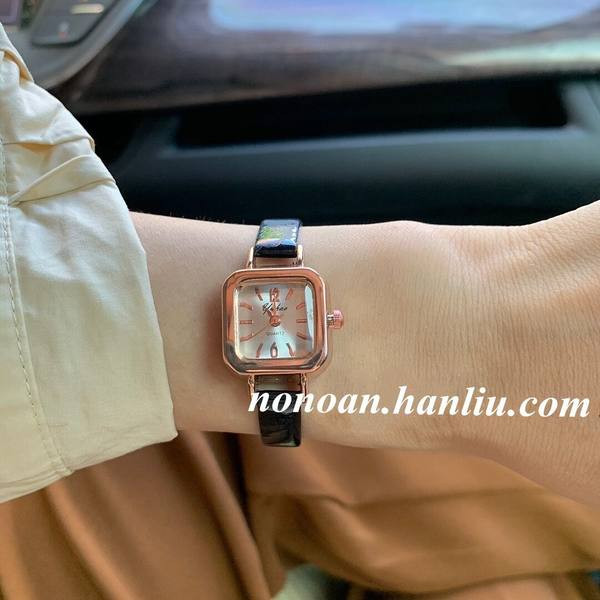 Ženski sat s kožnim remenom - kvadratnog oblika