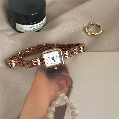 Retro ženski četvrtasti sat s metalnom kopčom