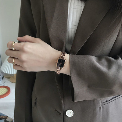 Retro ženski četvrtasti sat s metalnom kopčom