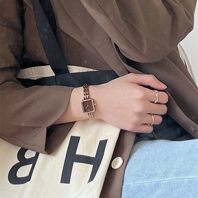 Retro ženski četvrtasti sat s metalnom kopčom