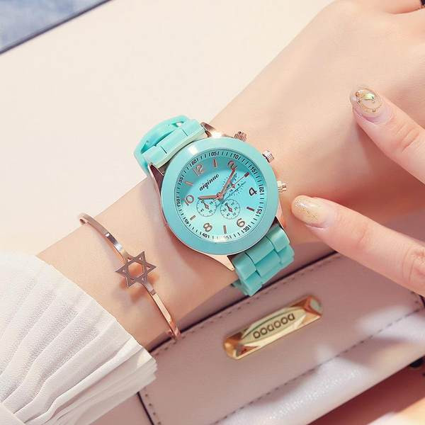 Įprastas moteriškas laikrodis su guminiu dirželiu