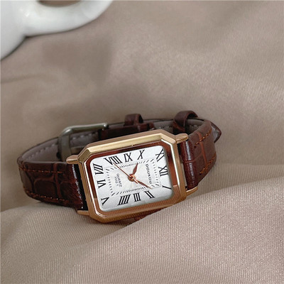 Vintage sat s kožnim remenom i rimskim brojevima