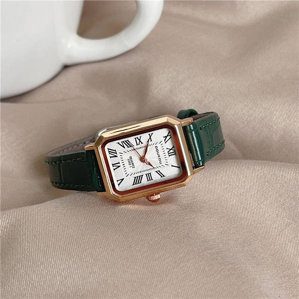 Vintage sat s kožnim remenom i rimskim brojevima