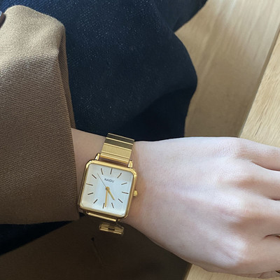 Γυναικείο τετράγωνο ρολόι με μεταλλική αλυσίδα