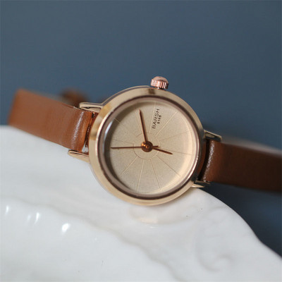 Ümara kuju ja nahkrihmaga puhas naistekell