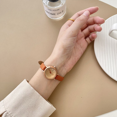 Ümara kuju ja nahkrihmaga puhas naistekell