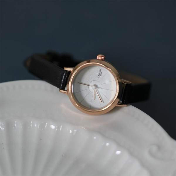 Ümara kuju ja nahkrihmaga puhas naistekell