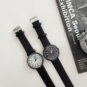 Un ceas negru curat, cu o formă rotundă