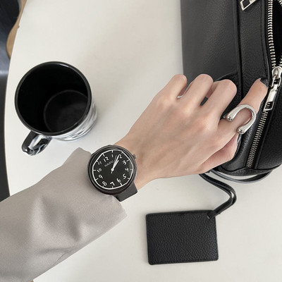 Un ceas negru curat, cu o formă rotundă