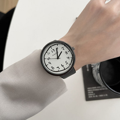 Un ceas negru curat, cu o formă rotundă