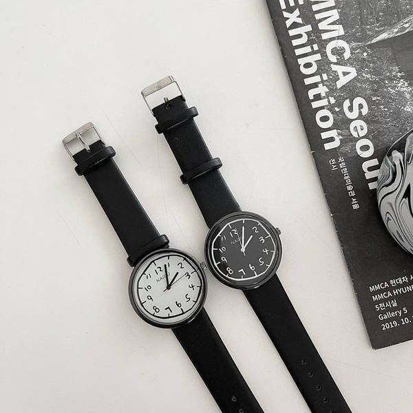 Un ceas negru curat, cu o formă rotundă