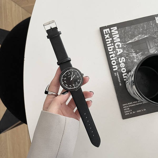 Un ceas negru curat, cu o formă rotundă