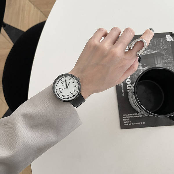 Un ceas negru curat, cu o formă rotundă