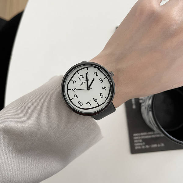 Un ceas negru curat, cu o formă rotundă