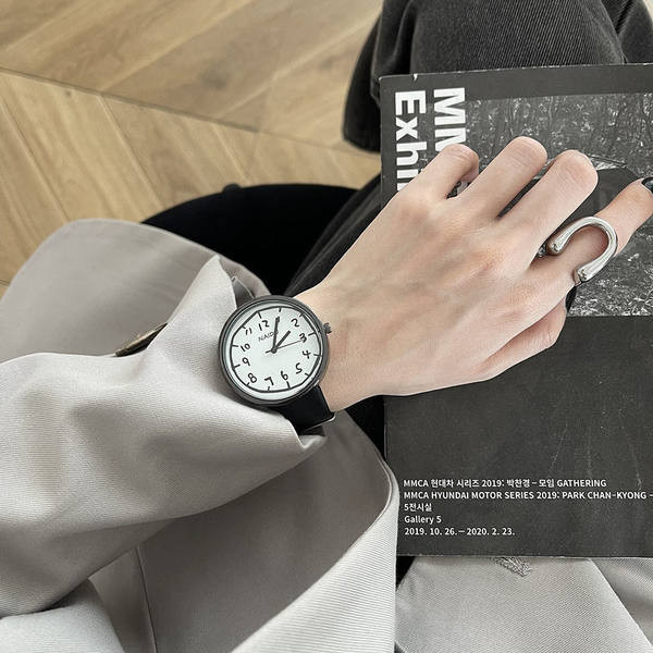 Un ceas negru curat, cu o formă rotundă